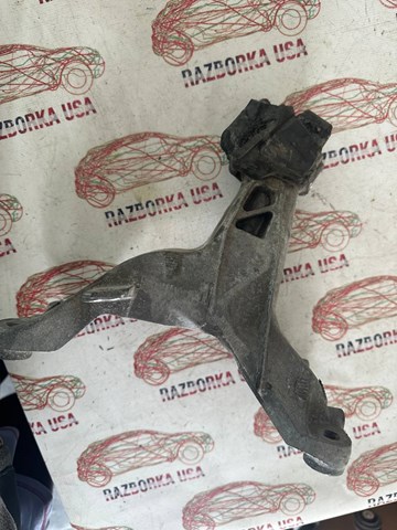 Кронштейн подушки (опори) двигуна, правої 8K0199308BD VAG
