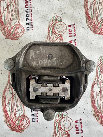 Кріплення подушки коробки передач 8K0399151 VAG