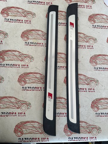 Накладка зовнішня (молдинг) порога, передні праві 8K0853374 VAG