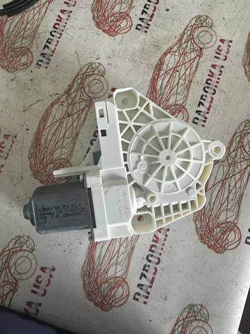 Мотор склопідйомника дверей задніх, правих 8K0959812A VAG