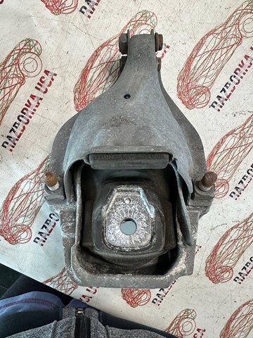 Права подушка мотора 8R0199381 VAG