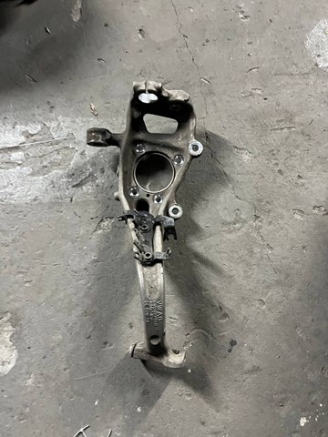 Цапфа поворотна ліва 8W0407559 VAG