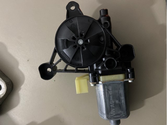 Двигун склопідіймача двері передньої, правої 8W0959802 VAG