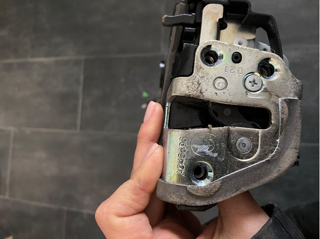 Замок двері правої передньої A046693 TOYOTA