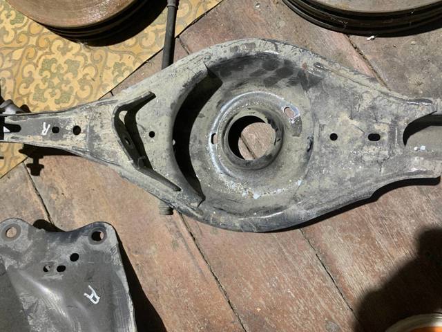 Балансир задній нижній, правий B45A28300C MAZDA