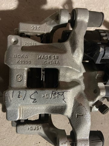 Задній гальмівний супорт лівий BCYA2671X MAZDA