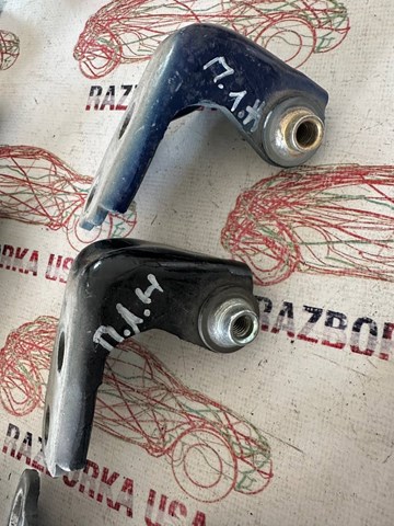 Петля передніх дверей лівих CJ5Z7822811B FORD