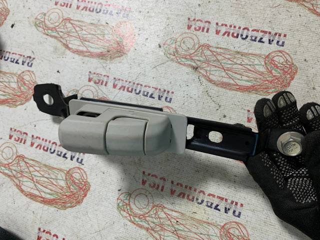 Регулятор висоти ременя безпеки передній лівий KD4557960B75 MAZDA