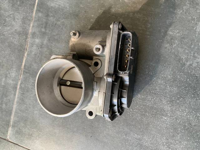 Дросільна заслінка в зборі PE0113640B MAZDA