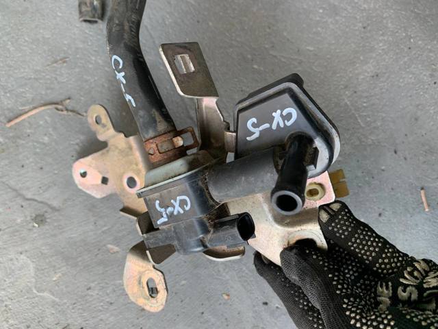 Клапан парів бака PE0118751 MAZDA
