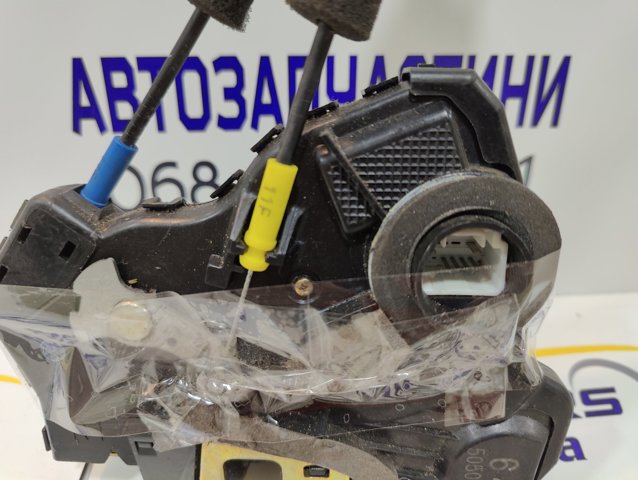 Замок двері правої передньої 6903033271 TOYOTA