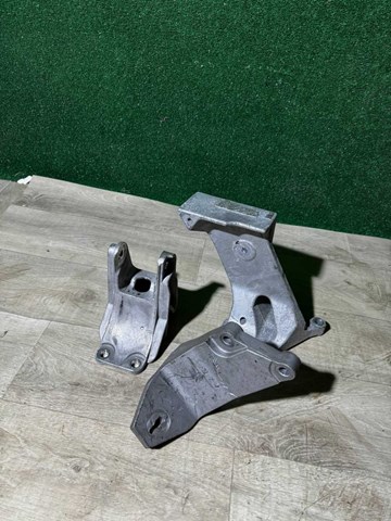 Кронштейн подушки (опори) двигуна, правої 112323NF0A NISSAN