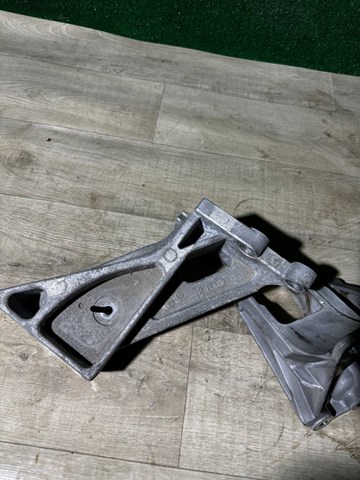 Кронштейн подушки (опори) двигуна, лівої 112535SA0A NISSAN