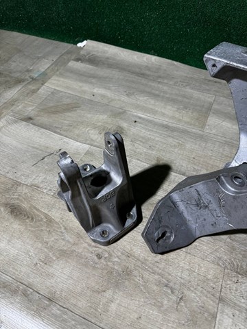 Кронштейн подушки (опори) двигуна, задньої 113333NF0A NISSAN