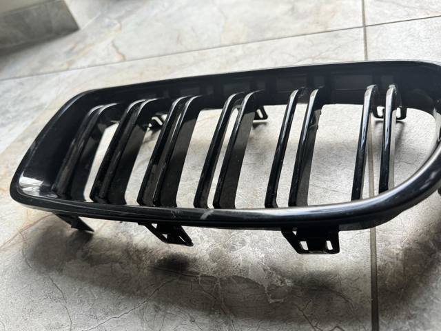 Решітка радіатора ліва 51137255411 BMW