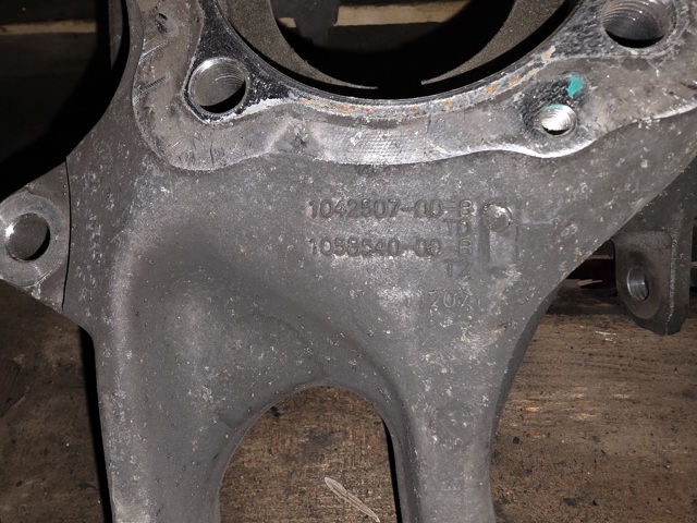 Цапфа поворотна права 104250700B TESLA