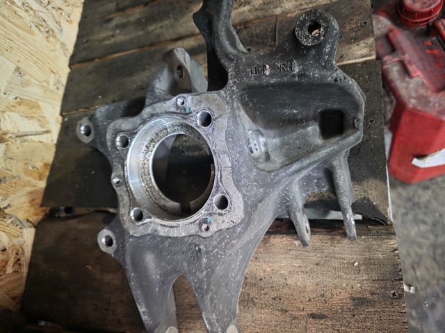 Цапфа поворотного кулака 105854000B TESLA