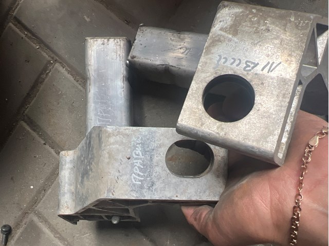 Кронштейн радіатора нижній A2055014120 MERCEDES