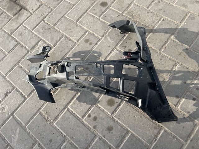 Кронштейн бампера переднього, правий A2058853265 MERCEDES