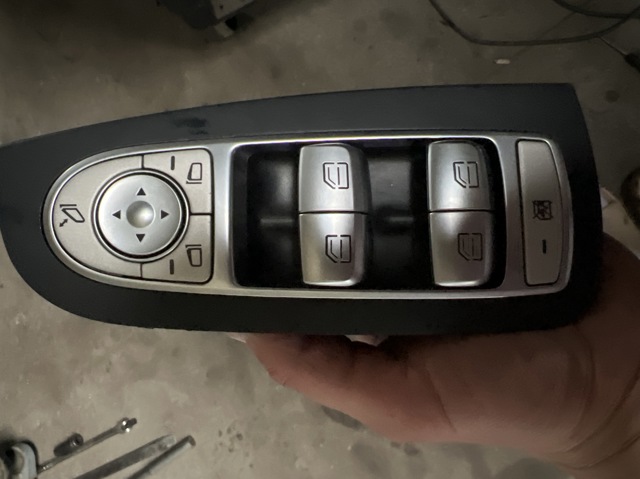 Кнопковий блок керування склопідіймачами передній лівий A2229056800 MERCEDES
