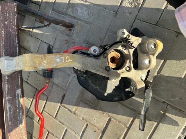 Цапфа поворотного кулака A2533320201 MERCEDES