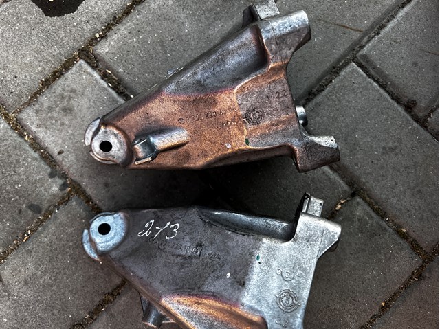 Кронштейн подушки (опори) двигуна, правої A2742231004 MERCEDES