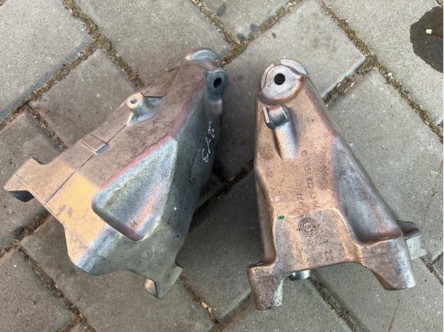 Кронштейн подушки (опори) двигуна, лівої A2742234304 MERCEDES