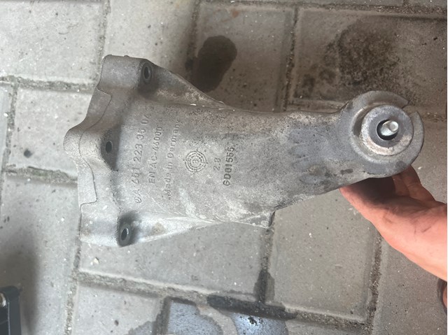 Кронштейн подушки (опори) двигуна, правої A6512233504 MERCEDES