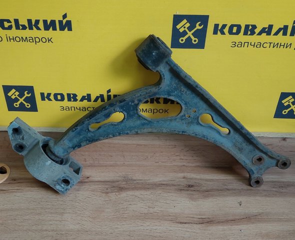 Правий важіль передній нижній підвіски 1K0407152T VAG