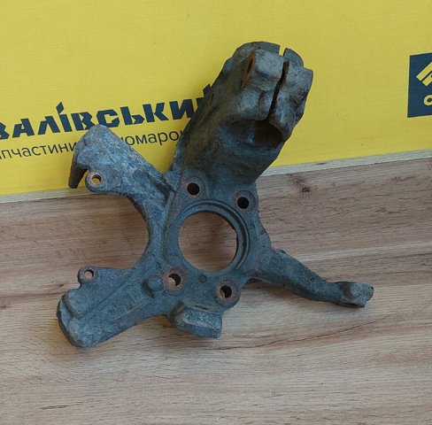 Цапфа поворотна права 1K0407256P VAG