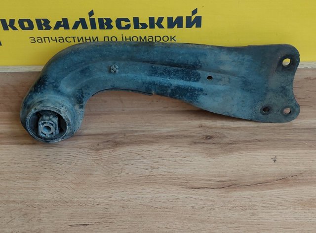 Важіль/тяга задньої підвіски подовжній нижній, правий 1K0505224K VAG