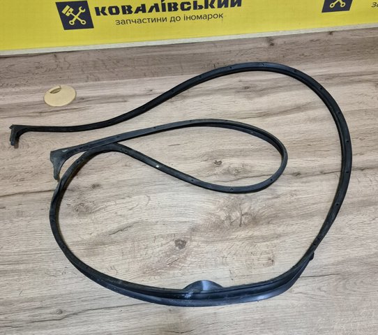 Ущільнювач двері передньої лівої (на двері) 1Z0837697D VAG