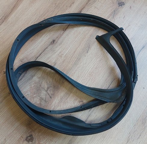 Ущільнювач дверей передніх, правих (на дверей) 1Z0837698D VAG
