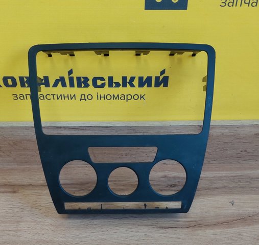 Молдинг (накладка) приладової панелі "торпедо", центральний 1Z0858069 VAG