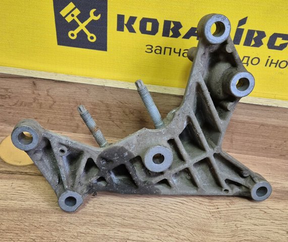 Кронштейн подушки (опори) двигуна, правої 2005863 FORD