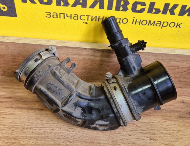 Патрубок повітряний, вихід повітряного фільтра 2403754 FORD