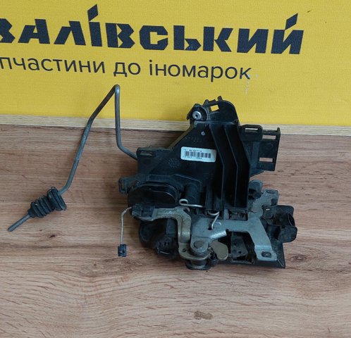 Замок двері правої передньої 3B1837016 VAG