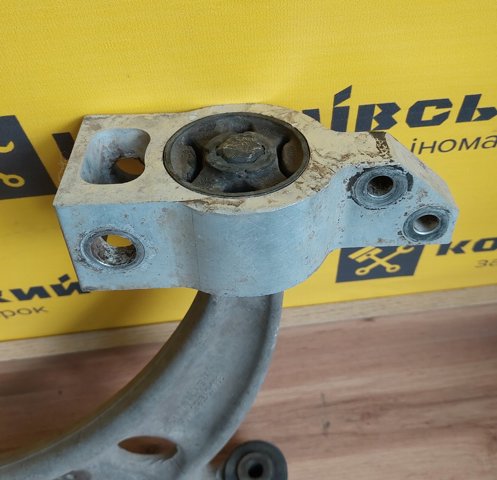 Важіль передньої підвіски нижній, лівий/правий 3C0407153B VAG