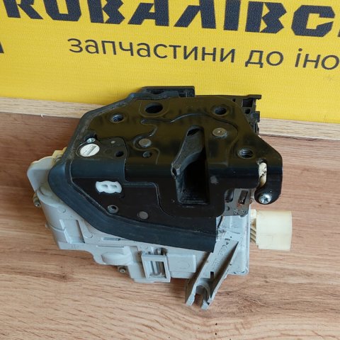Замок двері правої передньої 3C1837016A VAG