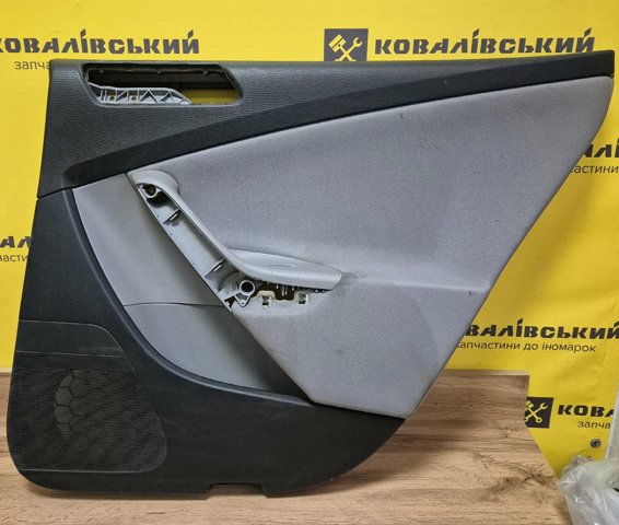 Внутрішня обшивка правих задніх дверей 3C9867212 VAG