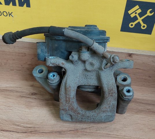 Задній гальмівний супорт лівий 440114EA0A NISSAN