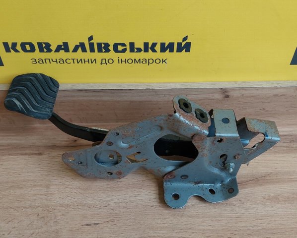 Педаль і привід механізму управління гальмами (привід гальмівного крана) 465014EA0B NISSAN