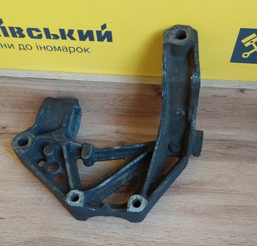Важіль передньої підвіски верхній, лівий 6Q0199293D VAG