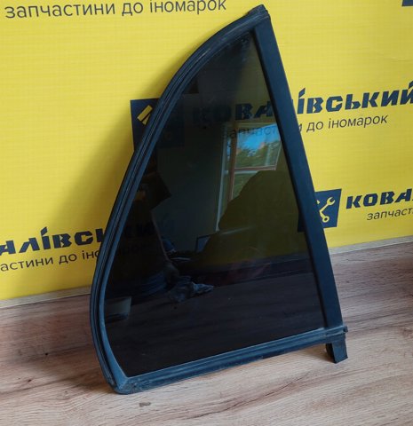 Скло-кватирка двері, задній, правій 6Y6845210 VAG