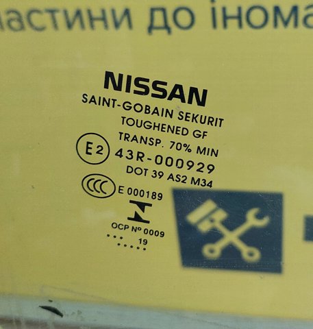 Скло передніх дверей, правих 803004EA0B NISSAN
