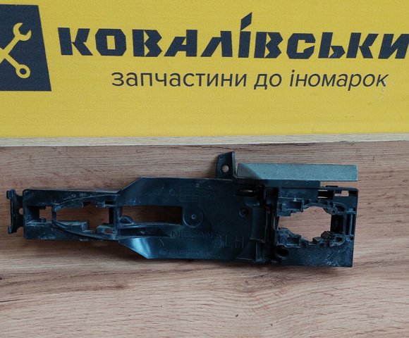 Тримач зовнішньої ручки дверей, передніх лівих 806115FD0B NISSAN
