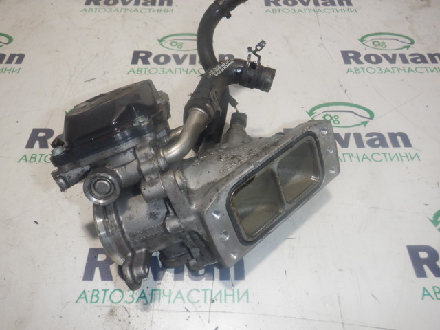 Патрубок повітряний, дросельної заслінки 04L128637B VAG