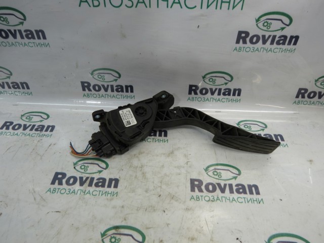 Підаль газу 1590065J02 SUZUKI