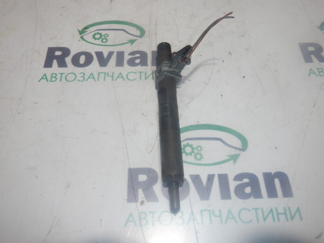 Форсунка дизельна в зборі, розпилювач + тримач 166001137R RENAULT
