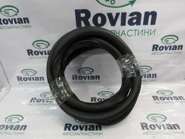 Ущільнювач дверей задка кузова 1Z5867367F VAG